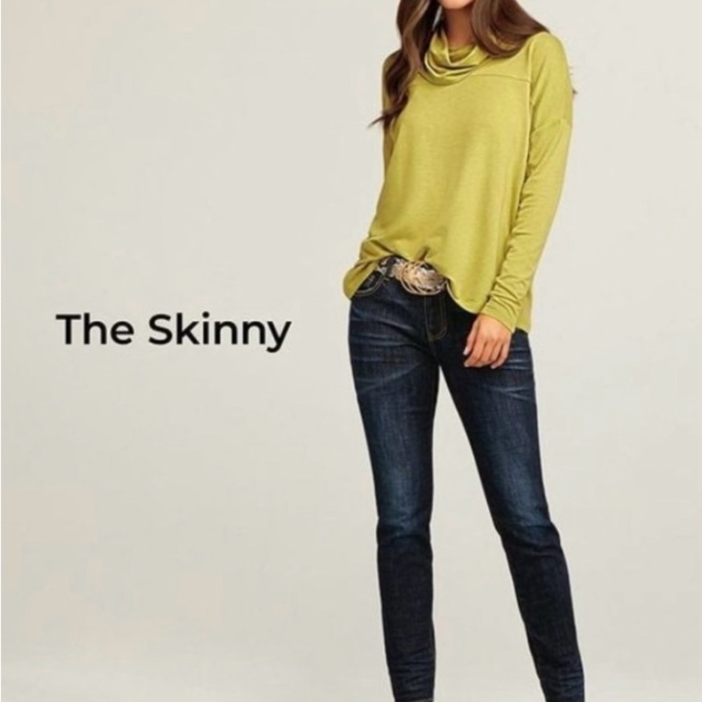 Size 2. CAbi Women's Skinny Jeans in Gallery wash NWT